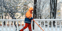 Коммунальщики Химок расчищают подходы к подъездам, остановкам и социальным учреждениям - Regions.Ru