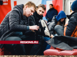 Теплые раздевалки, пункт проката и заточки коньков работают на Театральном катке в Химках