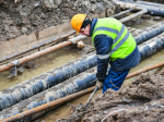 Аварийная бригада «ТСК Мосэнерго» устраняет прорыв теплосети на улице Гоголя
