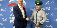 В Химках активисты поздравили представителя вооруженных сил с Днем пограничника - Единая Россия Химки
