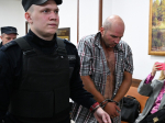 Неадеквата, набросившегося на ребенка в Шереметьево, доставили в суд