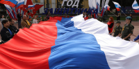 Жители Химок развернули 15-метровый триколор в День флага России - Regions.Ru